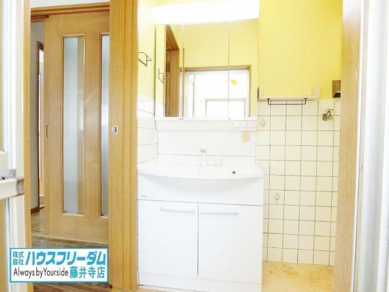 洗面化粧台 洗面 鏡の裏にはスペースがあり、収納も豊富にあります