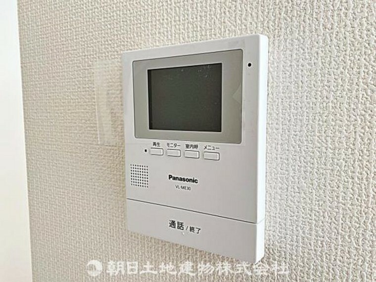 TVモニター付きインターフォン 「見える安心」をカタチにしました。誰が来てもわかる様にモニター付きインターホンを設置。家事導線を考慮した個所に設置し、防犯性と利便性に優れ快適と安らぎを合わせた優しい設計。