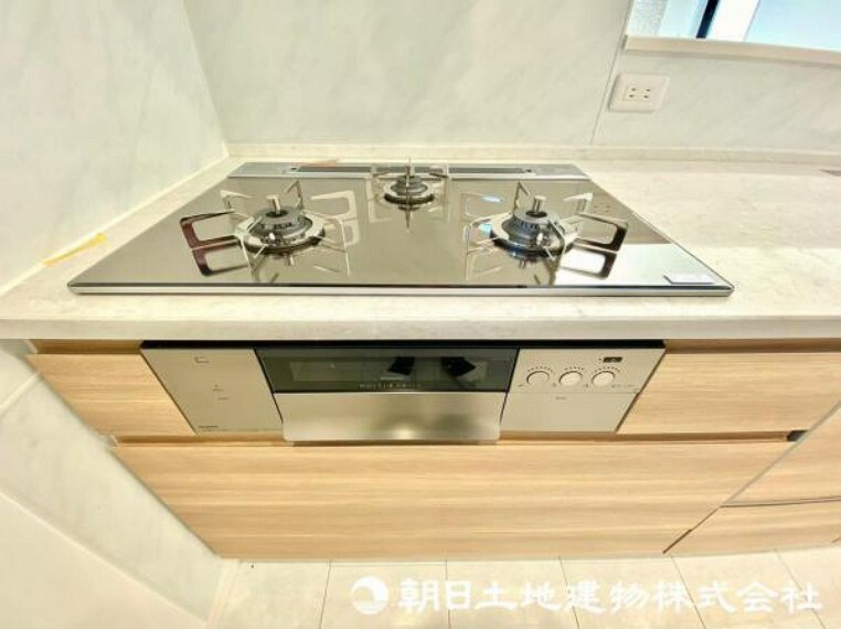 キッチン 料理の幅を拡げてくれる三口コンロの使いやすいシステムキッチンを採用しております。