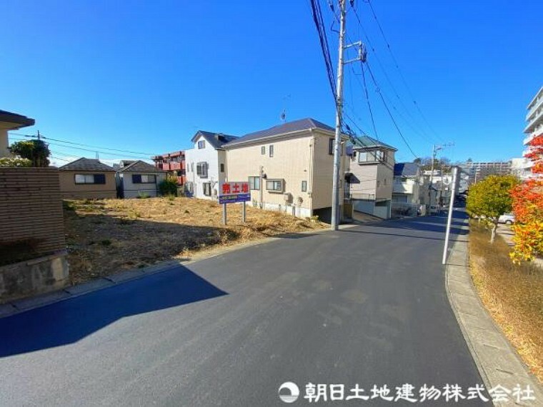 現況写真 前面道路は広いので、お車の出し入れが苦手なママや小さなお子様にも安心ですね。