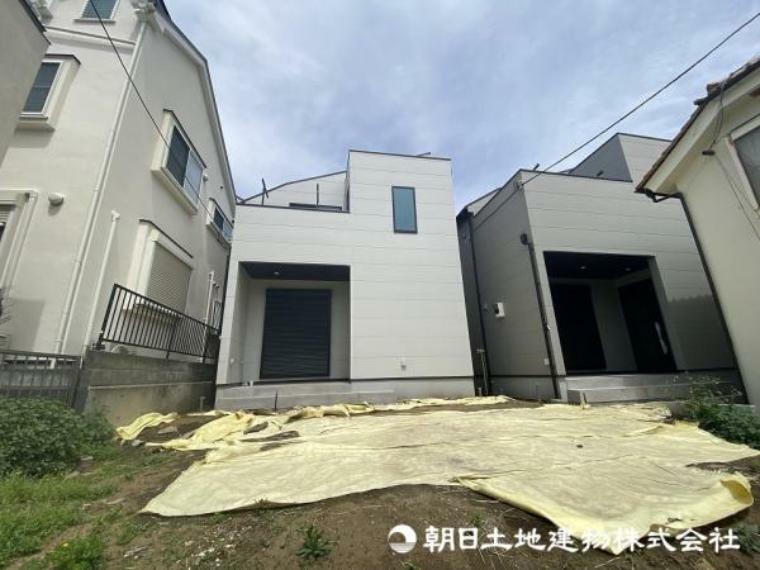 現況外観写真 第一種低層住居専用地域の良好な住環境が保たれたエリア。低層の一戸建てを中心とした街並みが整然と続き、周辺は高い建物が建っていないので、採光や開放性に恵まれ、空が広く緑の多い閑静な趣を感じる環境です。