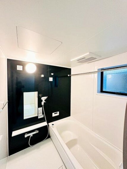 浴室 【一坪タイプの広々浴室】一坪タイプの浴室は、足を延ばし、仰向けにくつろいで入浴出来ます。換気乾燥暖房機付きです