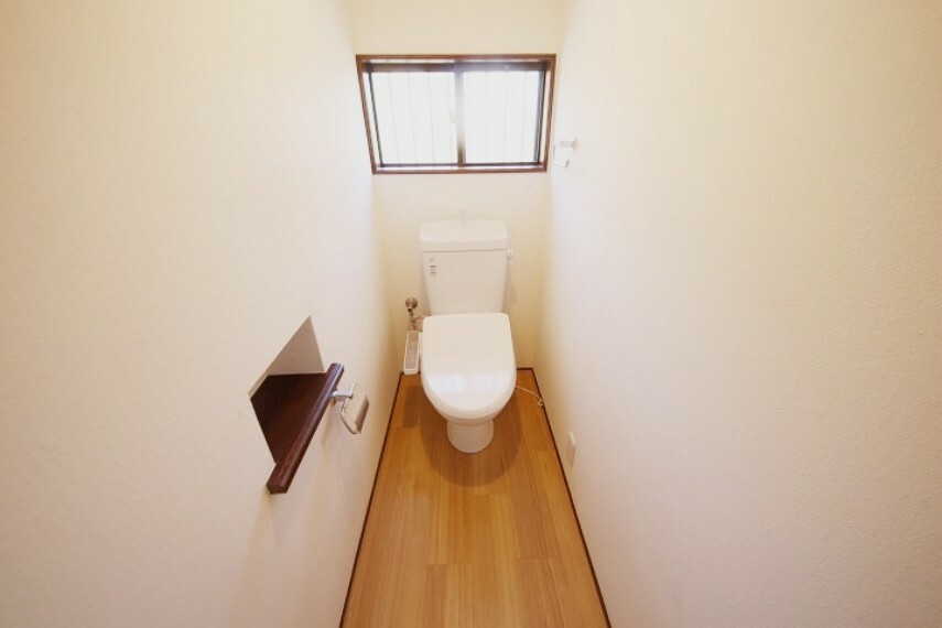 トイレ 白を基調とした清潔感のあるウォシュレット付きのトイレはリラックスできる空間です。