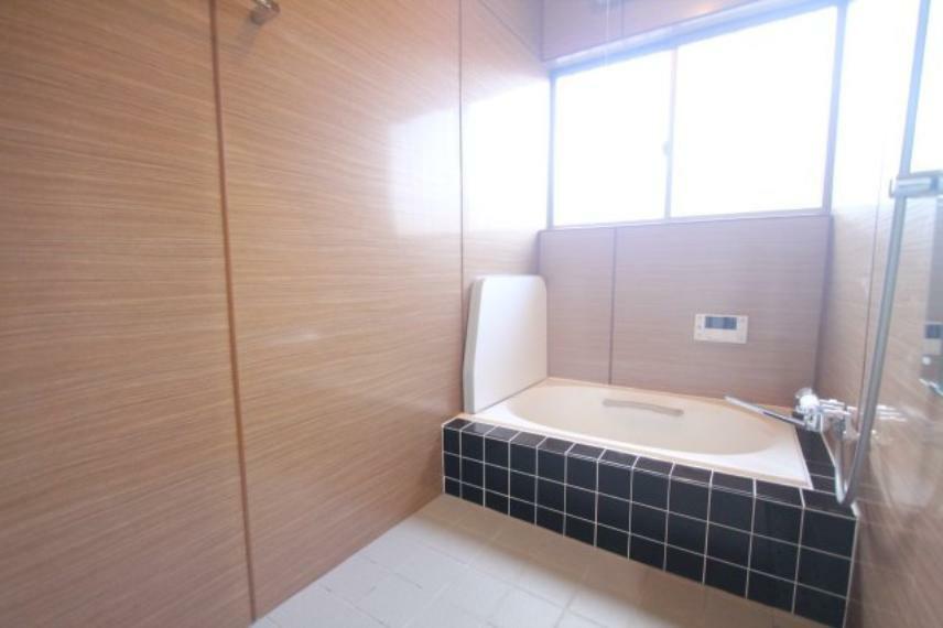 浴室 おしゃれな木目調で覆われた浴室です！