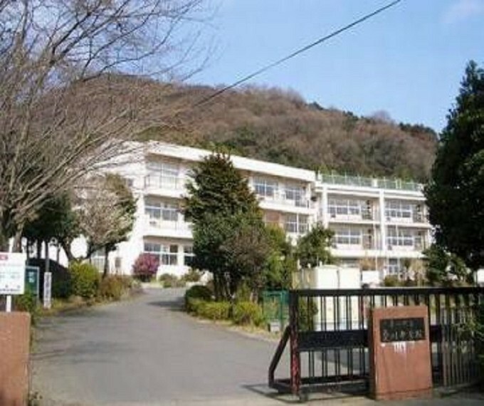 中学校 【中学校】愛川中学校まで1956m