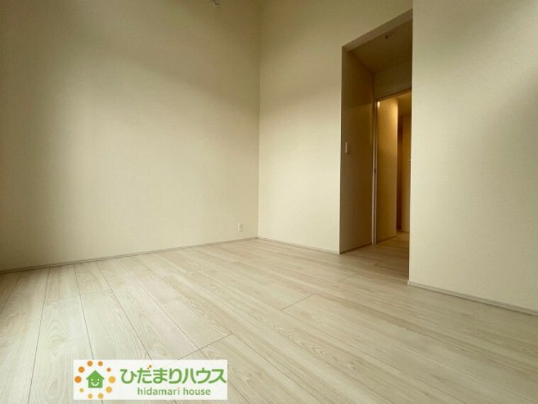 白を基調とした開放感あふれるルームデザイン  バルコニーに面したお部屋は自然と光が差し込む明るいお部屋！