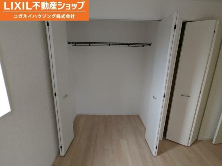 収納 収納も各部屋にございます。パイプハンガー付いてますので、コートやスーツなども楽々収納可能です。