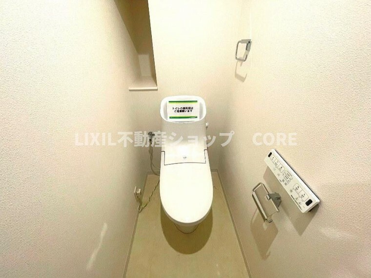 トイレ 見た目もスッキリとしたデザインのトイレには温水洗浄暖房便座付き。