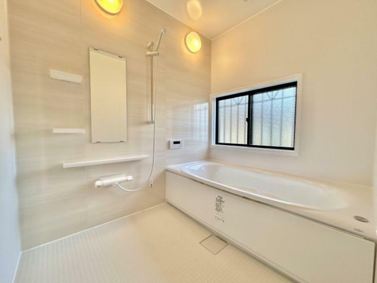 浴室 アクセントパネルで落ち着きのある雰囲気を演出したバスルーム 洗い場がワイドタイプの1.25坪タイプの浴室です!!