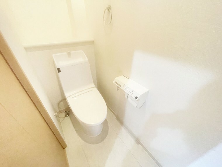 トイレ ウォシュレット機能付きの清潔感のあるトイレ。（1階）