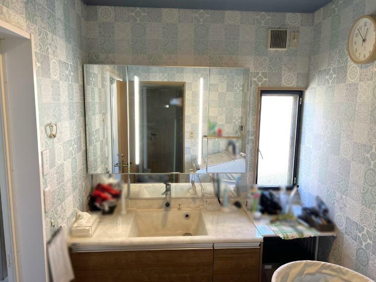 洗面化粧台 2階洗面室は3面鏡ドレッサー