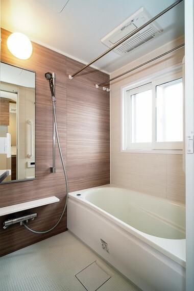 浴室 マンションでは珍しい窓付きの浴室はフルオートバスで浴室暖房乾燥機付きです。