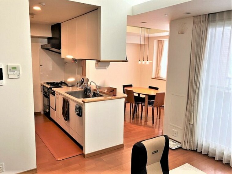 居間・リビング 人気の対面式システムキッチンは食洗器、オーブンレンジが設置されています。
