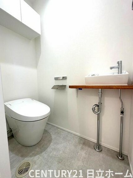 トイレ 《トイレ》■トイレは明るい空間で清潔感があります。また、コンパクトタイプの洗面ボウルに収納も設置して使い勝手も考えられています。