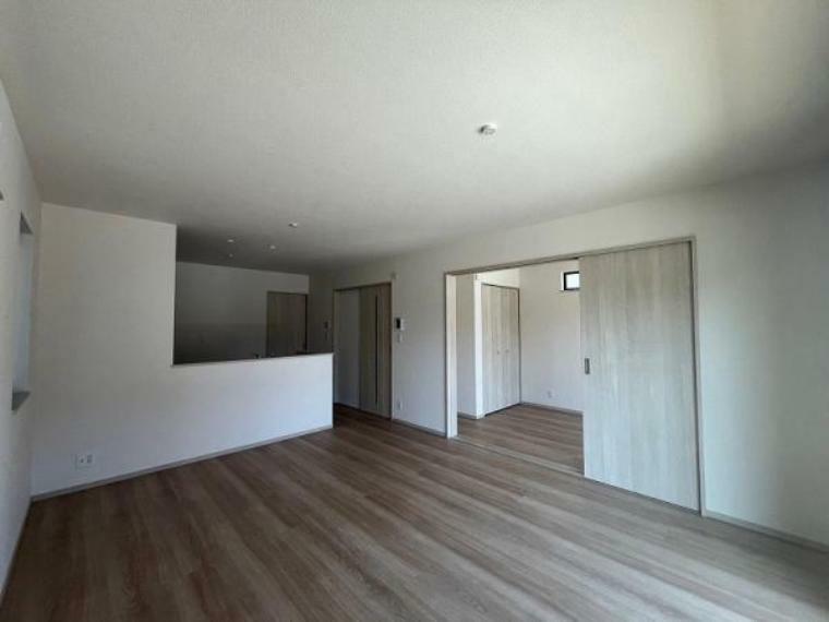 居間・リビング ナチュラルな床色は、家具も合わせやすいですね 家族団らんのひと時を、くつろげる空間にしてくれます