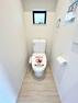トイレ 1階の温水洗浄便座付トイレ ～お手入れやお掃除が、簡単にできるシンプルなデザインのトイレです。