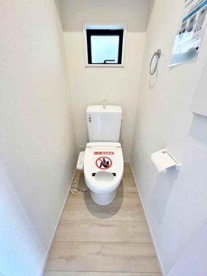 トイレ 1階の温水洗浄便座付トイレ ～お手入れやお掃除が、簡単にできるシンプルなデザインのトイレです。