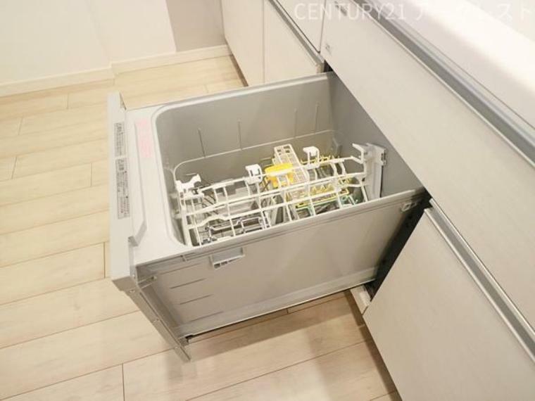 食器洗浄乾燥機完備のシステムキッチン採用！実は節水にも繋がる優れものです。高温で洗浄するので汚れもしっかり落とせます