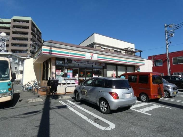 コンビニ セブンイレブン川越東田町店 駐車場が広いコンビニエンスストア