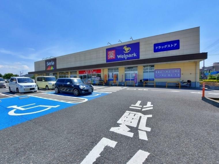 ドラッグストア ウェルパーク 川越旭町店 駐車場が広く、車での来店も可能です。