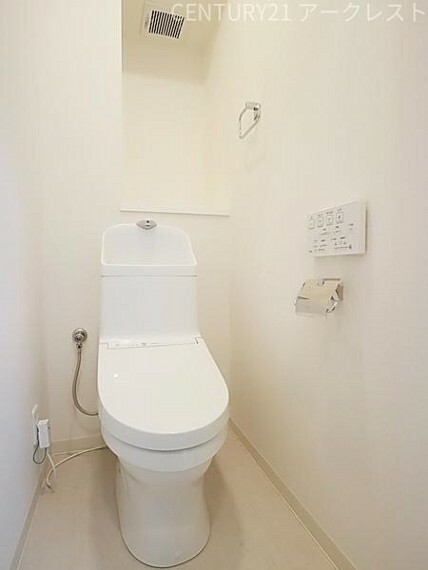 トイレ 収納スペース付きのトイレです。トイレットペーパーなどの備品を置くことができます。