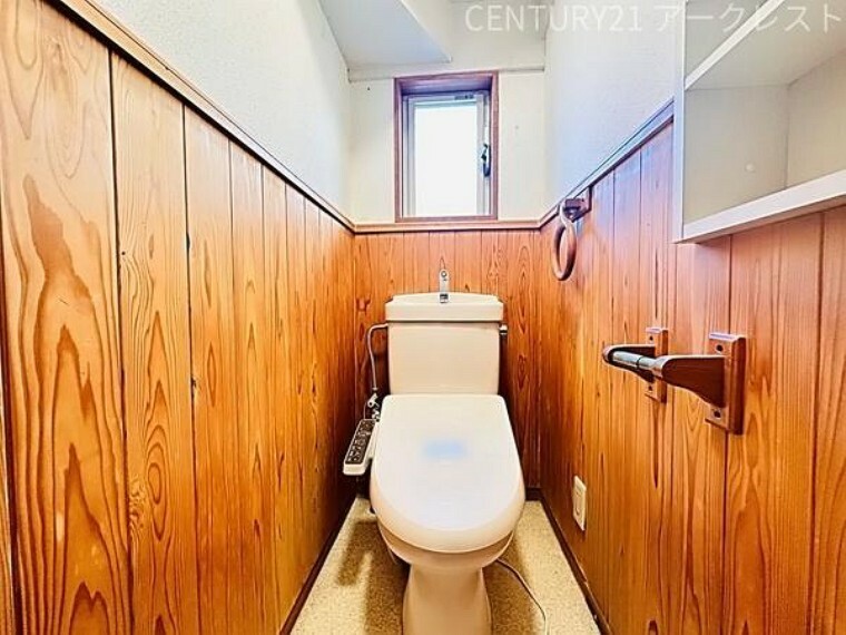 トイレ ～Toilet～毎日使う場所だからこそ、お手入れやお掃除が簡単なシンプルなデザインを採用しました。壁面に棚がございますのですっきり収納させることができます。