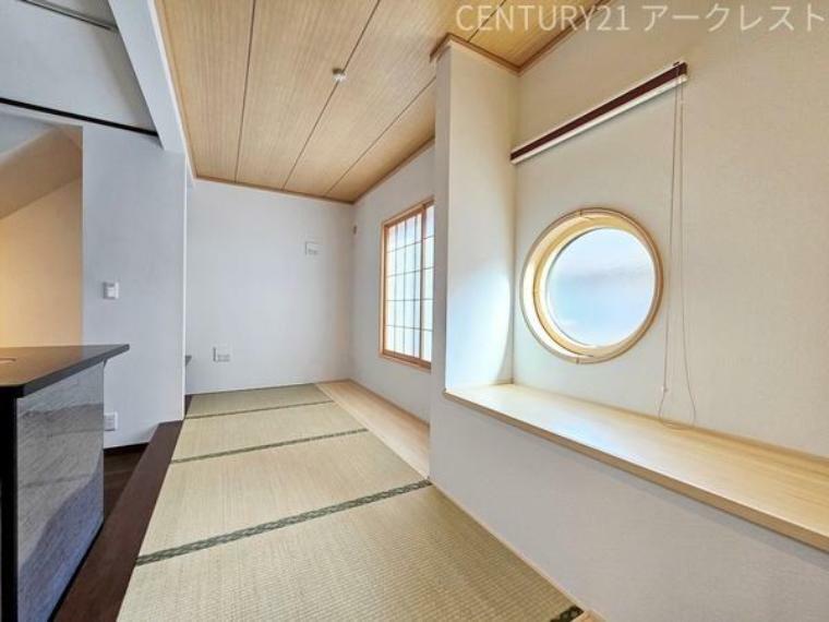 床の間とカウンター、円窓が趣を感じられる畳コーナーです。