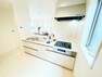 キッチン キッチンはカウンタータイプを採用。お料理の幅が広がる三ツ口コンロ・浄水器一体型のシャワー水栓・床下収納庫など機能性溢れるシステムキッチンです。