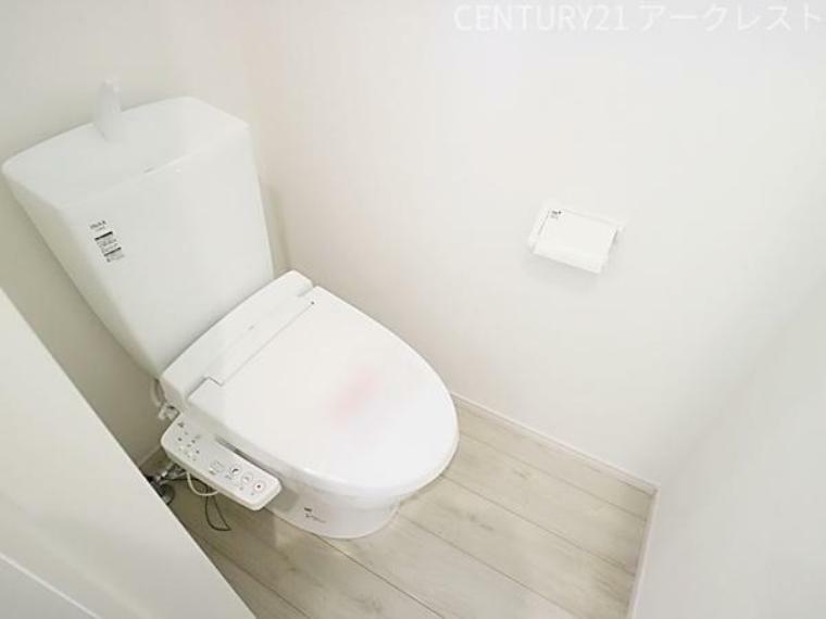トイレ 2階の温水洗浄便座トイレです。洗浄機能でウイルスや菌などから、身を守ることができ、年中温かいので、安心して座ることができます。