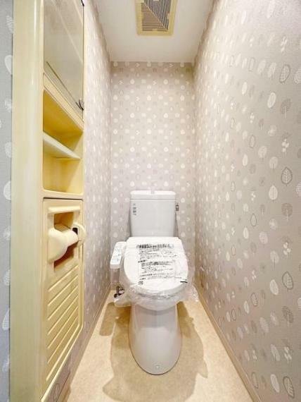 トイレ 可愛いクロスで彩られた温水洗浄便座付きトイレ。
