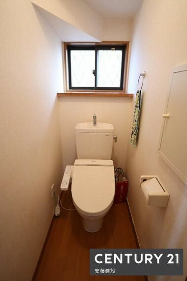 トイレ 【　トイレ　/　toilet　】 ウォッシュレット付きトイレ 明るく清潔的で、ちょっとした棚があるのが嬉しいポイント！
