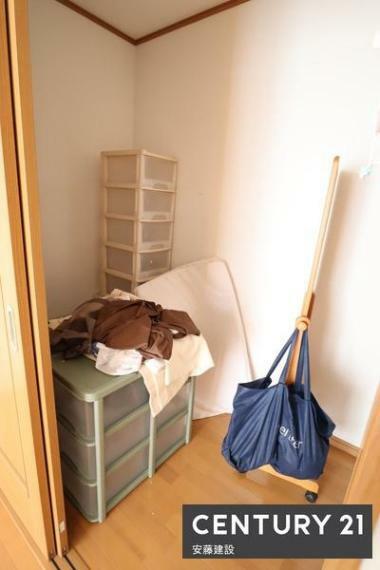 収納 【　収納　】 寝室に備わった大容量クローゼットは、シーズンオフの衣類や家電などもしっかり収納できます。
