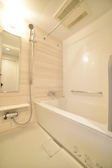 浴室 ゆったりした広さのバスルームで1日の疲れを癒せます！浴室暖房乾燥機付きです！