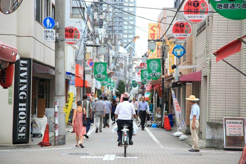 ショッピングセンター 約70店舗が軒を連ねる「江戸川橋地蔵通り商店街」はお散歩がてらに行けます。