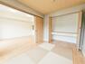 和室 【洋室約6帖】・琉球畳を一部使用したお洒落な空間
