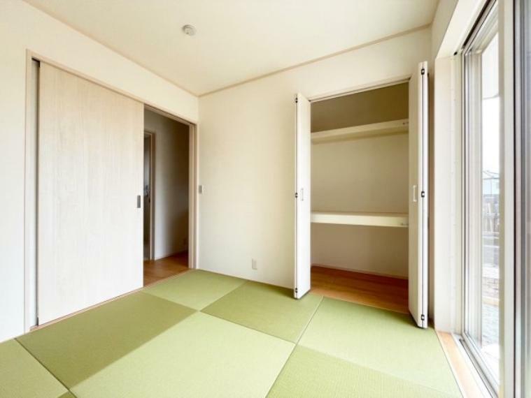 和室 《B号棟》LDKから見える和室は子育ての味方。お昼寝に使ったり、おむつ替えのスペースになったりします。
