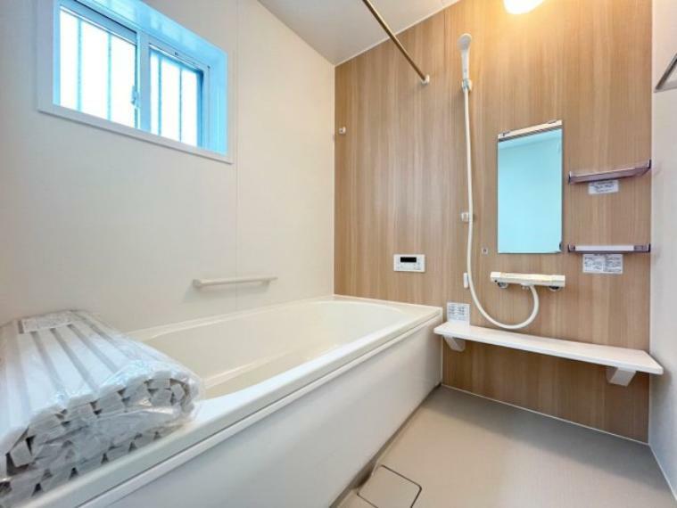 浴室 《B号棟》1日の疲れを癒すバスルーム。ゆったりとリラックスできる空間です。カビの発生を抑制し、雨の日の洗濯物の乾燥にも便利な浴室乾燥機を標準装備しています。