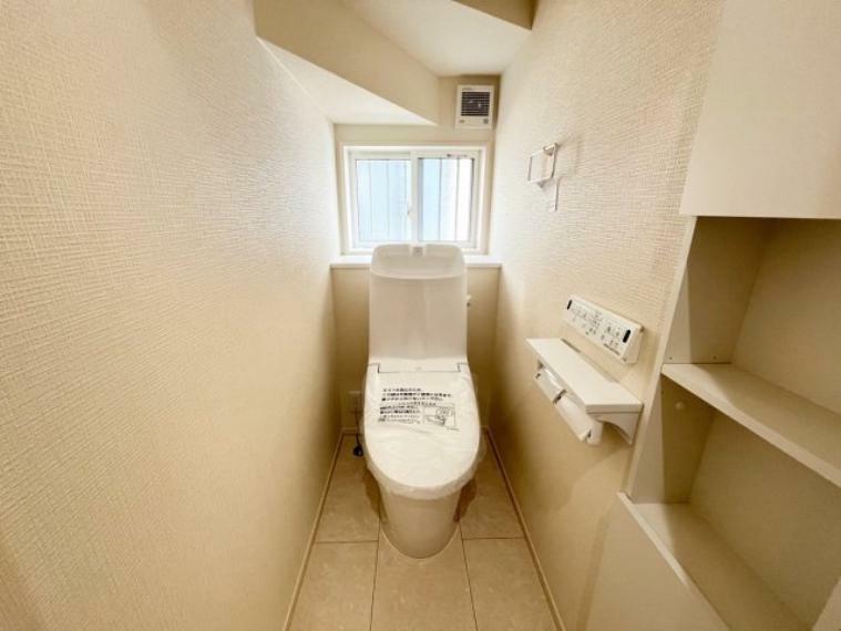 トイレ 《B号棟》LIXILのベーシアシャワーはオート洗浄と壁リモコンつきで、使いやすいシャワートイレ。お掃除リフトアップ機能やフチレス形状でお掃除しやすく、エコロジーな超節水タイプ。