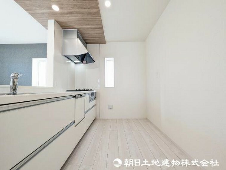 キッチン ＜キッチン＞冷蔵庫や食器棚を置いても広い作業スペースを確保しています。