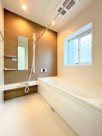 浴室 【リフォーム済み】浴室はハウステック製の新品のユニットバスに交換しました。1坪サイズのお風呂で、1日の疲れをゆっくり癒すことができますよ。