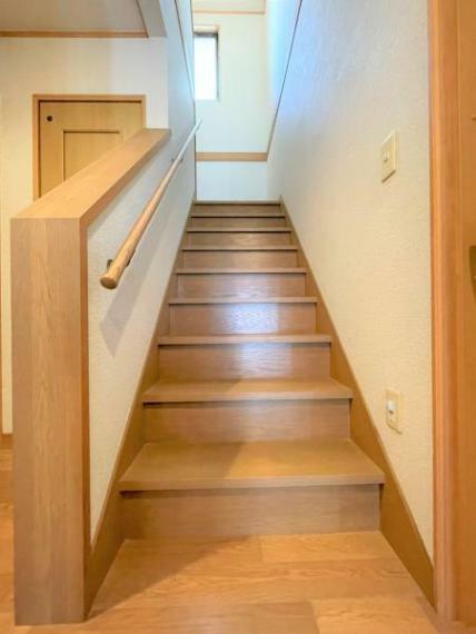 【階段】階段の写真です。段幅が少し広くゆとりがございますので、小さなお子さんや、お年を召した方も安心して上り下り出来ますよ。