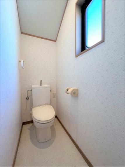 トイレ 【リフォーム中】2階トイレの写真です。1階と同じくトイレの交換を行います。トイレが計2台は嬉しいポイント。込み合う朝の身支度時には本領発揮。出待ちもなくなり気持ちよく出かけられますよ。