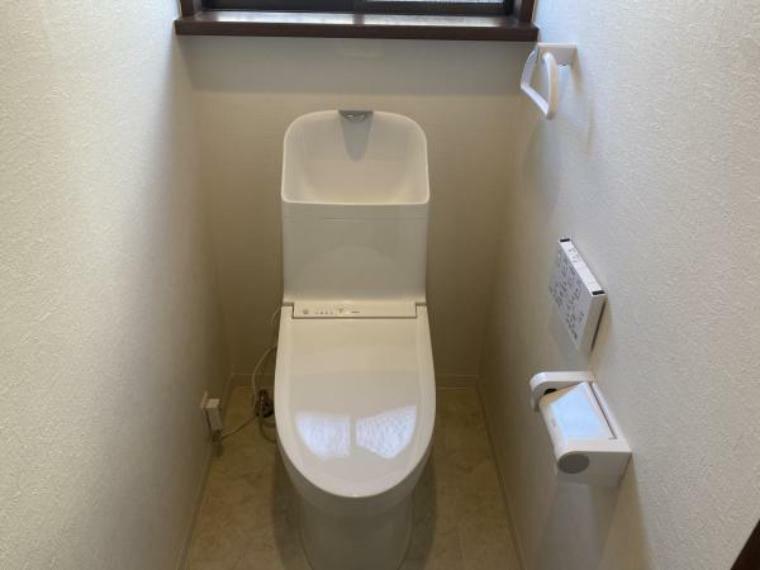 トイレ 【1階トイレ】新しく洗浄便座付きのトイレに交換しています。
