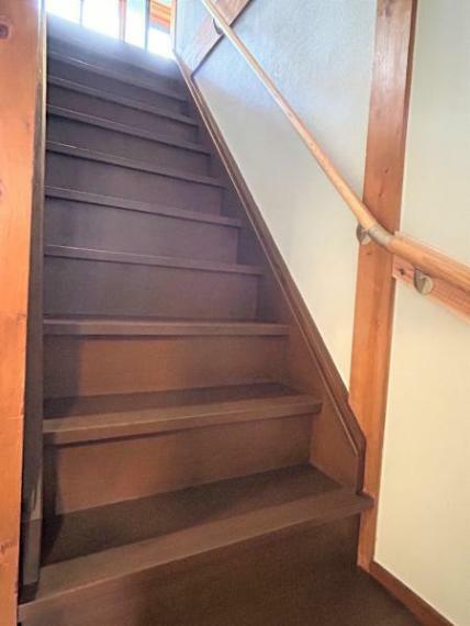 【リフォーム済】階段です。手すりを設置していますので、お子様やお年寄りの上り下りも安心ですね。