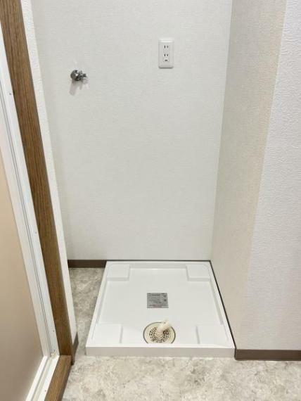【リフォーム済】洗濯機置き場の写真です。洗濯パン、洗濯水栓を交換いたしました。