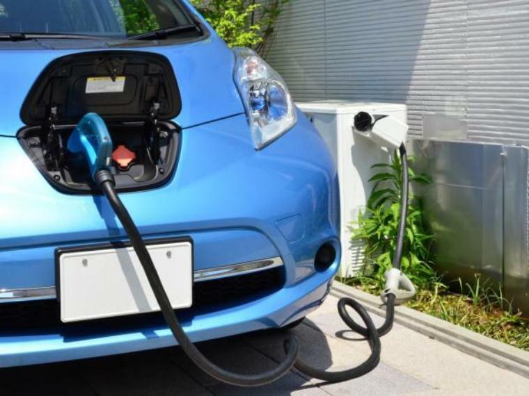 発電・温水設備 電気自動車用コンセント　電気自動車を充電できるコンセントを設置