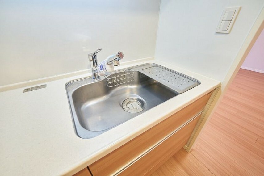 キッチン 【シンク】ディスポーザーと水栓一体型の浄水器付きです。