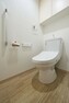 トイレ 【トイレ】快適な温水洗浄便座付きトイレ。トイレットペーパーなどを収納出来る吊戸棚があります。