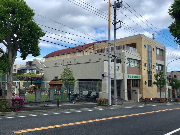 幼稚園・保育園 梶ケ谷幼稚園（●幼稚園から徒歩3分の所に畑があり、野菜を育て土に触れ自然に親しむことができます！園庭も広く伸び伸び遊べ、子どもたちは元気に成長します。18時までの預かり保育もあり、お母様たちを支援します●）