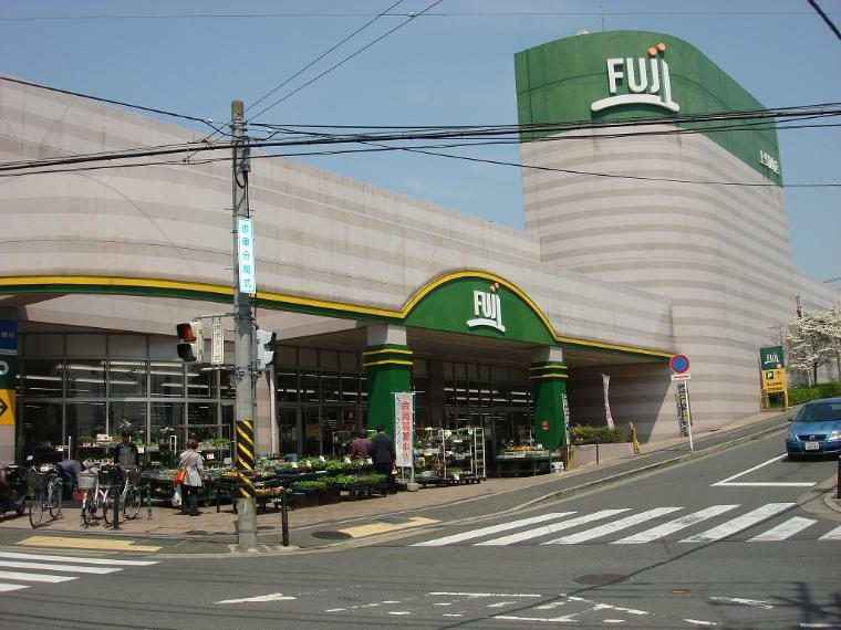 スーパー FUJI上野川店（●生鮮食料品を中心に幅広い品ぞろえのスーパー。味が自慢のお惣菜コーナーや、種類豊富なベーカリーがあり、隣のスペースで飲食することも可能です●）